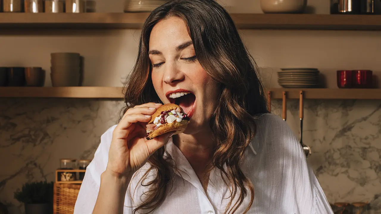 Mujer disfrutando de un Brioche de DiqueSí