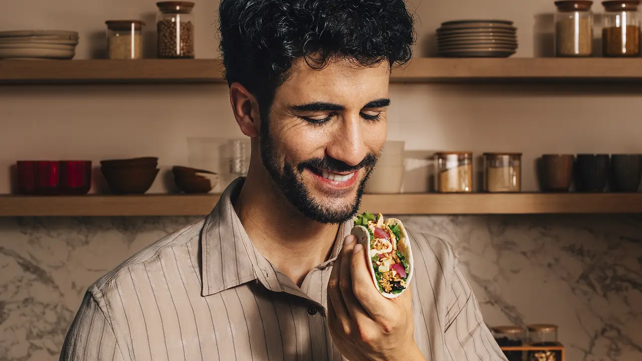 Hombre disfrutando de un Taco de DiqueSí